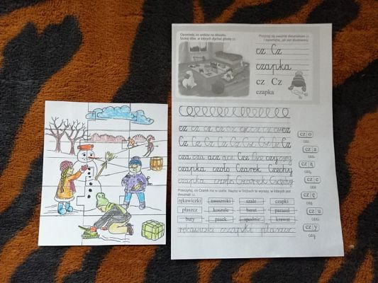  Grafika #48: Dzieci pracują w domu