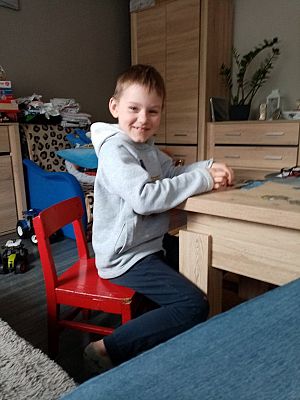  Grafika #40: Dzieci pracują w domu