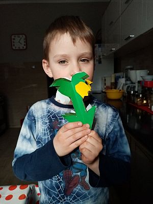  Grafika #15: Dzieci pracują w domu