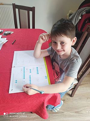  Grafika #13: Dzieci pracują w domu