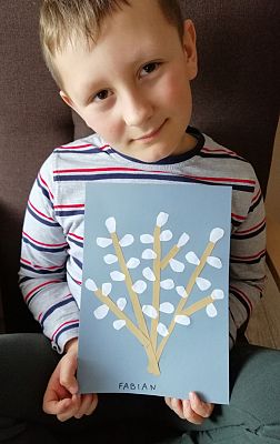  Grafika #44: Dzieci pracują w domu