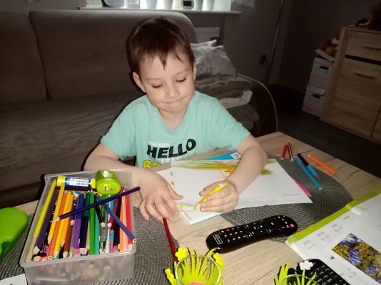  Grafika #39: Dzieci pracują w domu