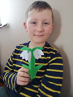  Grafika #35: Dzieci pracują w domu