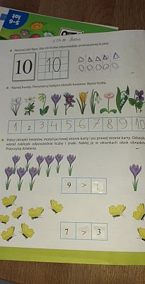  Grafika #53: Dzieci pracują w domu