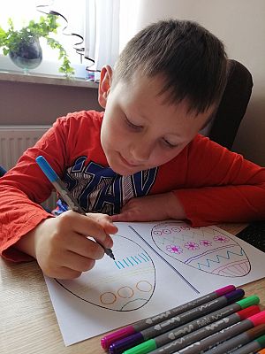  Grafika #57: Dzieci pracują w domu