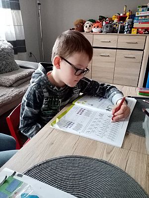  Grafika #49: Dzieci pracują w domu