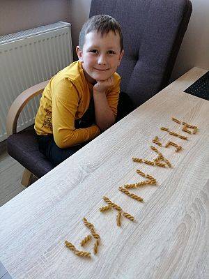  Grafika #81: Dzieci pracują w domu