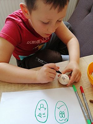  Grafika #91: Dzieci pracują w domu