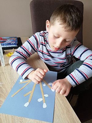  Grafika #46: Dzieci pracują w domu