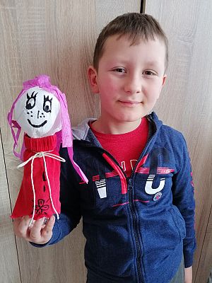  Grafika #90: Dzieci pracują w domu