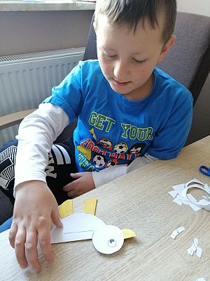  Grafika #61: Dzieci pracują w domu