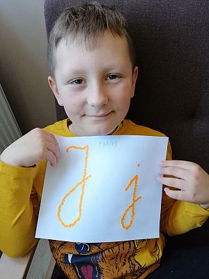  Grafika #82: Dzieci pracują w domu