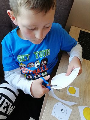  Grafika #60: Dzieci pracują w domu