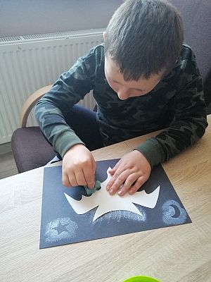  Grafika #65: Dzieci pracują w domu