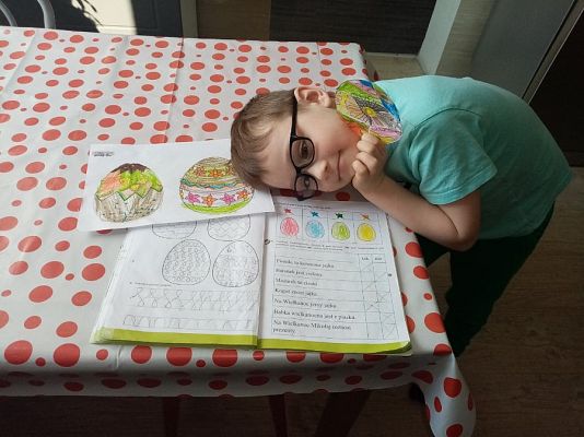  Grafika #71: Dzieci pracują w domu