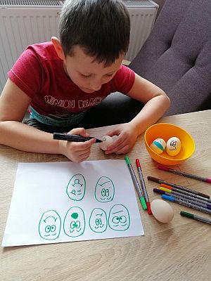  Grafika #92: Dzieci pracują w domu