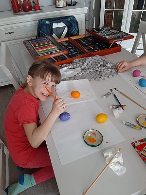  Grafika #102: Dzieci pracują w domu