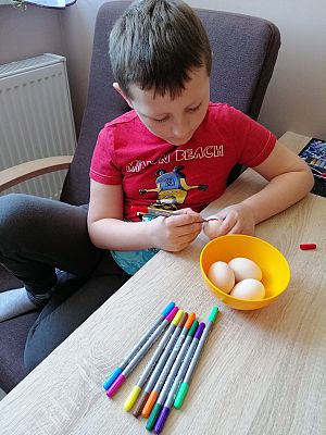  Grafika #88: Dzieci pracują w domu