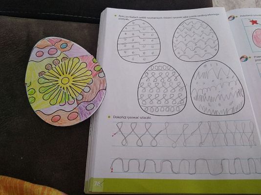  Grafika #75: Dzieci pracują w domu