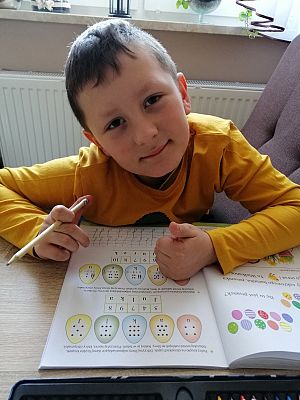  Grafika #84: Dzieci pracują w domu