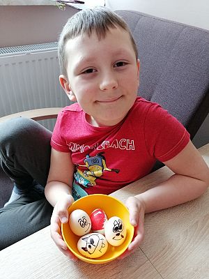  Grafika #0: Dzieci pracują w domu