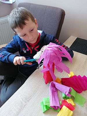  Grafika #89: Dzieci pracują w domu