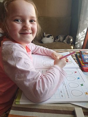  Grafika #77: Dzieci pracują w domu