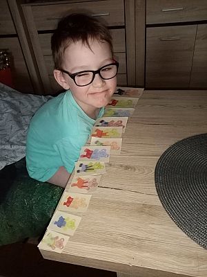  Grafika #62: Dzieci pracują w domu