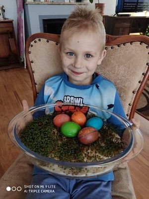  Grafika #76: Dzieci pracują w domu