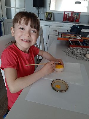  Grafika #100: Dzieci pracują w domu