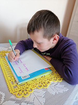  Grafika #96: Dzieci pracują w domu