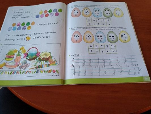  Grafika #74: Dzieci pracują w domu