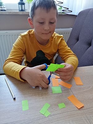  Grafika #83: Dzieci pracują w domu