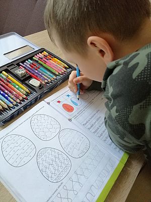  Grafika #64: Dzieci pracują w domu