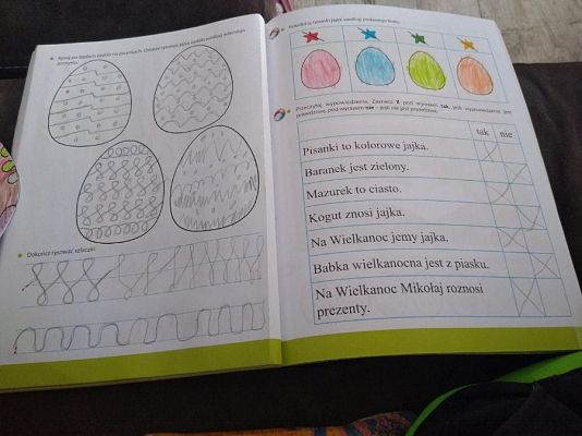  Grafika #78: Dzieci pracują w domu