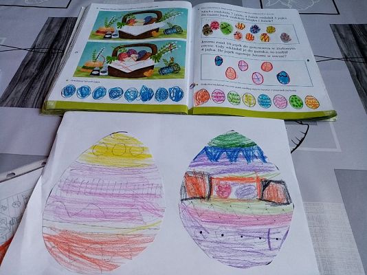  Grafika #94: Dzieci pracują w domu