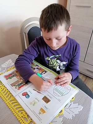  Grafika #99: Dzieci pracują w domu