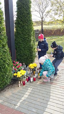  Grafika #2: Pamiętajmy o tych, którzy odeszli